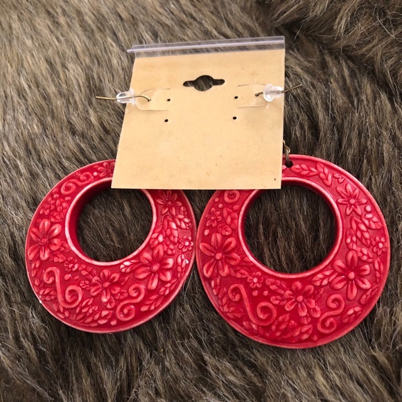 Vintage textured design resin disc earrings - Picture 4 of 4